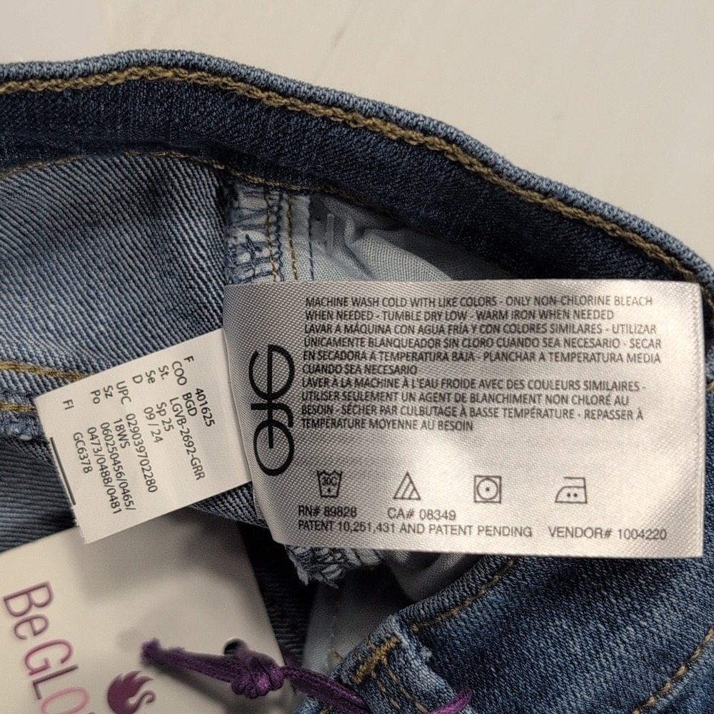 Gloria Vanderbilt Amanda Slimming Tapered Leg Jeans Blue 18W Short NWT - Picture 12 of 13